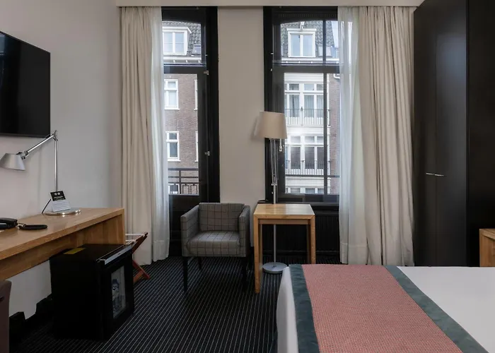 Отель Catalonia Vondel