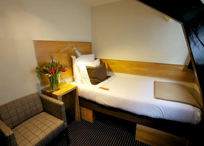 Отель Catalonia Vondel