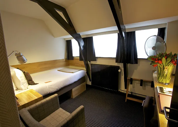 Отель Catalonia Vondel 4*